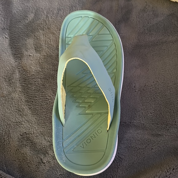 Vionic Restore Sandal. Size 7. Color Wasabi - Picture 5 of 7